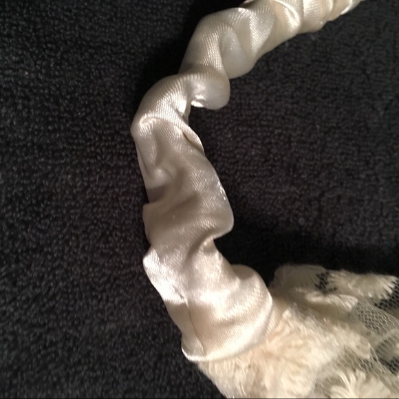 ⭐️ FREE ADD ON Cute White Flower Headband - Picture 3 of 4